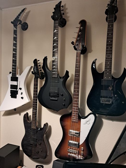 Lote de guitarras e baixos elétricos