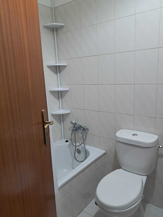 Aluga-se quarto com despesas incluídas.