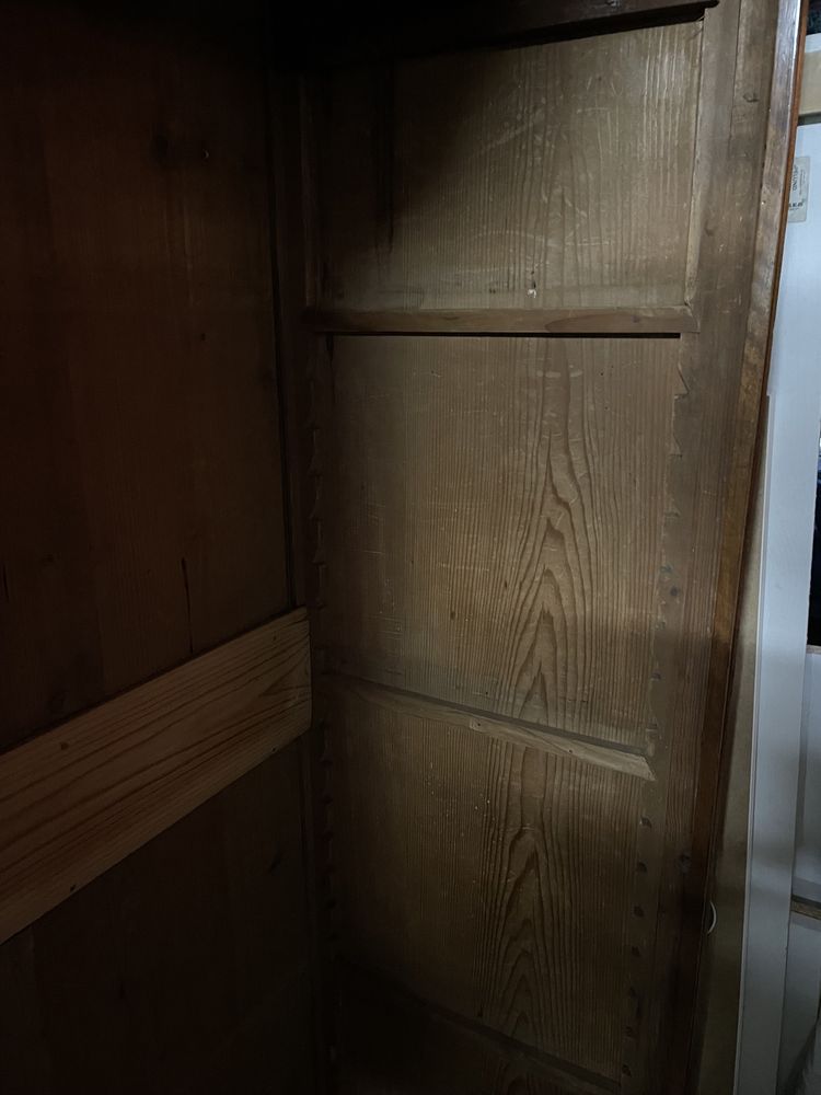 Stara szafa bez drzwi