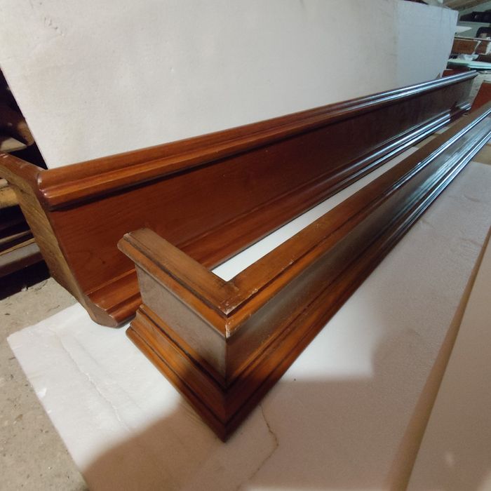 Sanefas de madeira maciça.