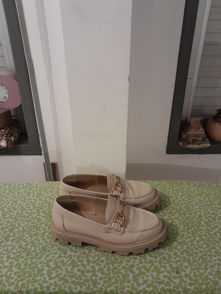 Vendo Sapatos de Senhora muito bonitos como novos