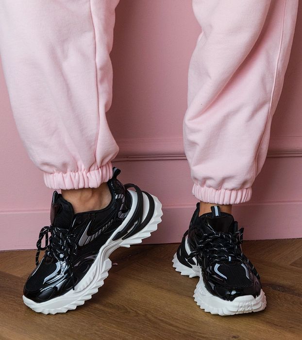 Czarne sneakersy sportowe na stylowej podeszwie Carina