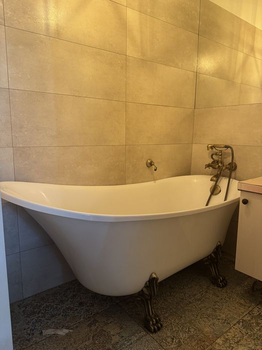 Wanna wolnostojąca na lwich nogach