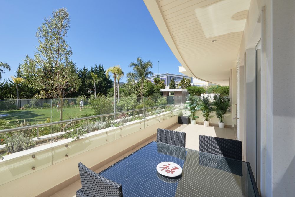 Vendo Mesa de Jardim com 4 cadeiras