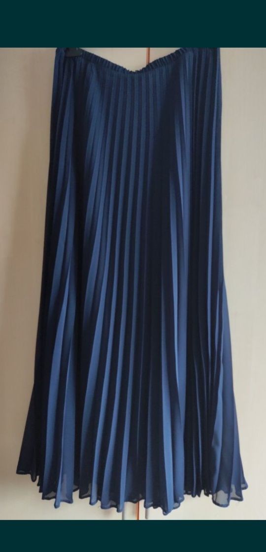 Продается элегантная шифоновая плиссированая юбка темно-синего цвета