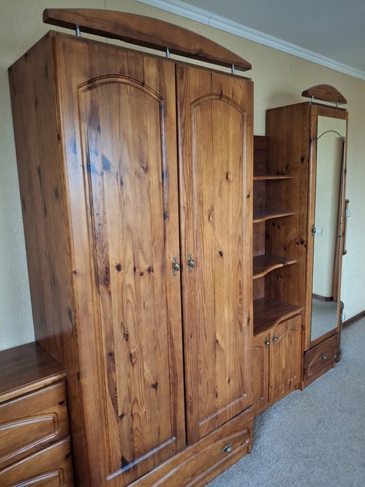 Ліжко, з матрацом 1м*2м,меблева стінка,комод.