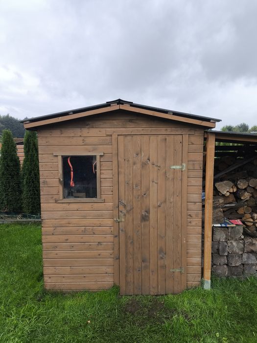 Domek narzędziowy drewniany.