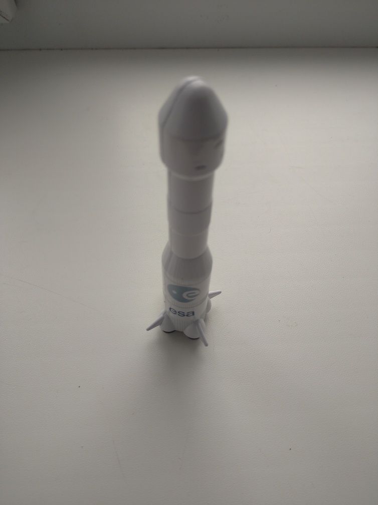 продам коллекционную фигурку ракеты ESA