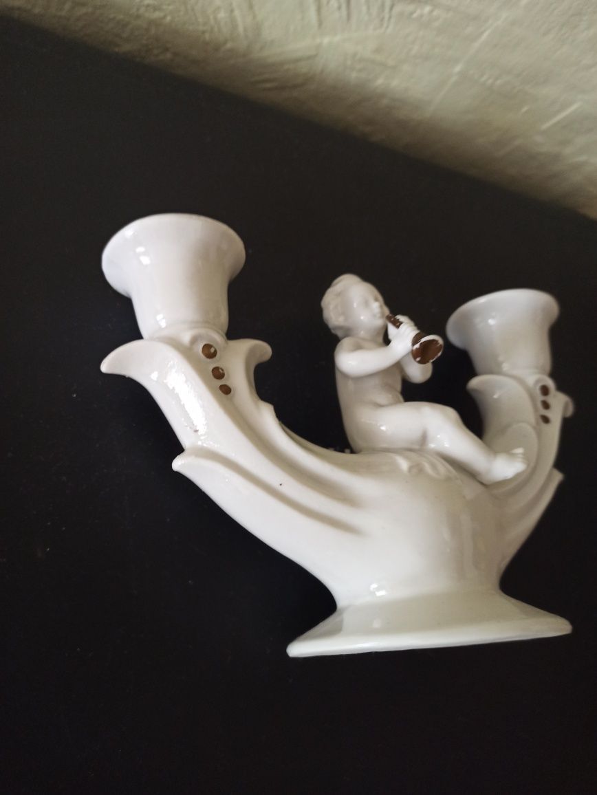 Świecznik figurka chłopiec gra na trąbce porcelana