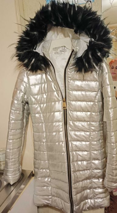 Серебристая стёганая куртка с красивым капюшоном