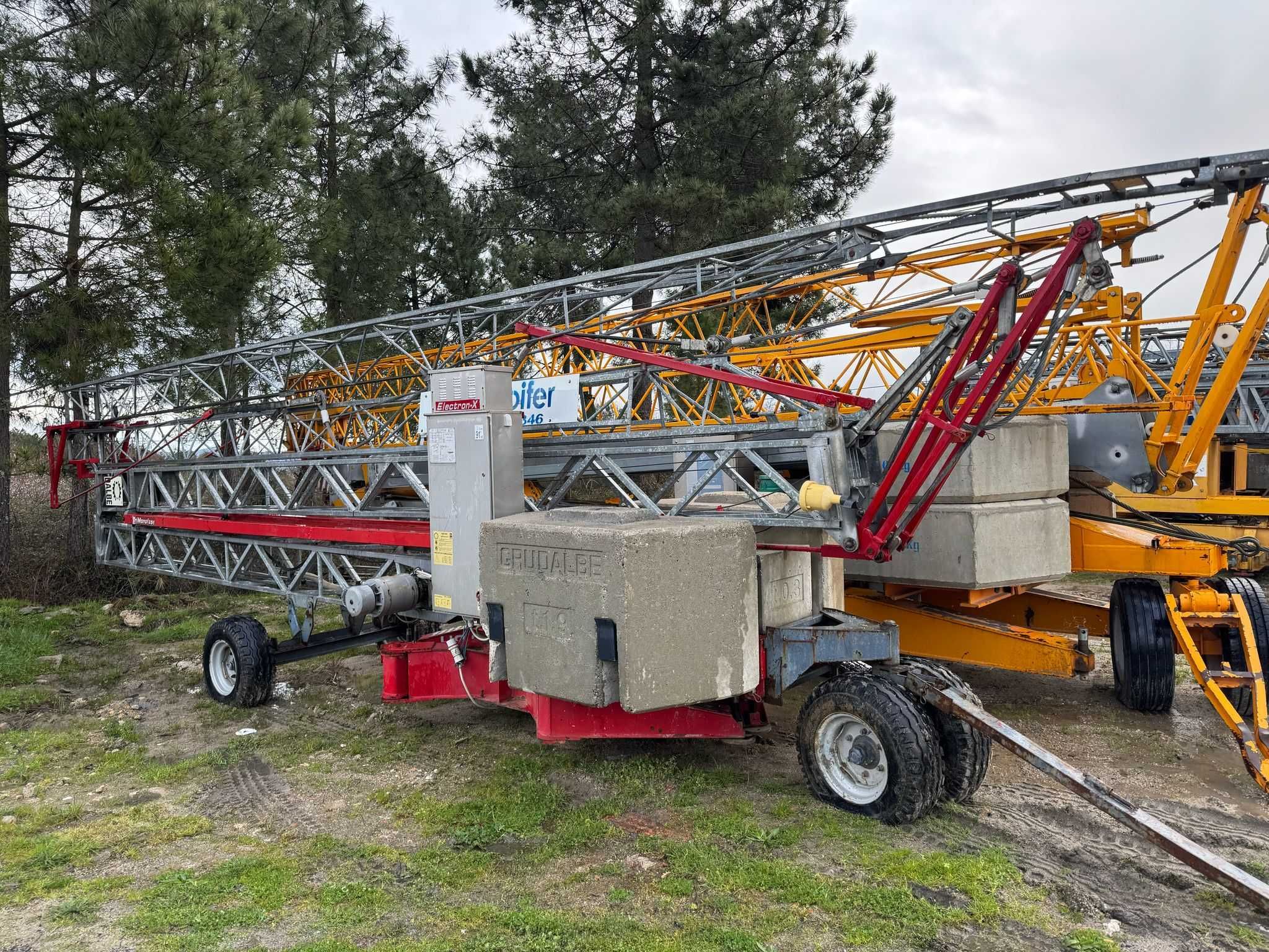 Grua automontante 22m 2008