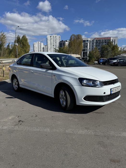 Volkswagen Polo 2015 года выпуска.