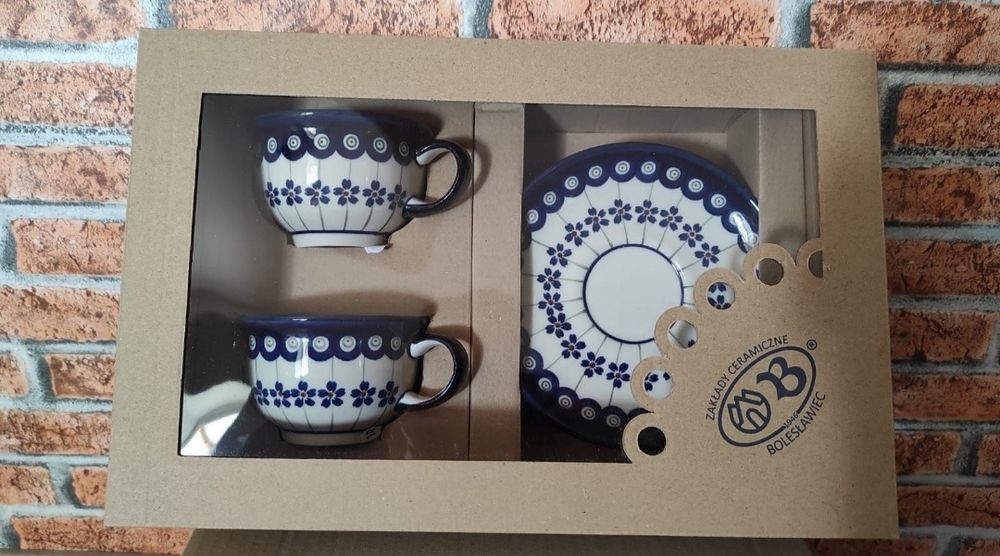 Zestaw filiżanek z talerzykami
