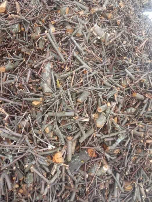 Деревна щепа (друзки) подріблені гілки