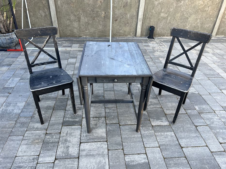 Drewniany stolik rozkładany i dwa krzesła