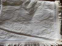 Colcha de cama Nova. Tom de beje e branco