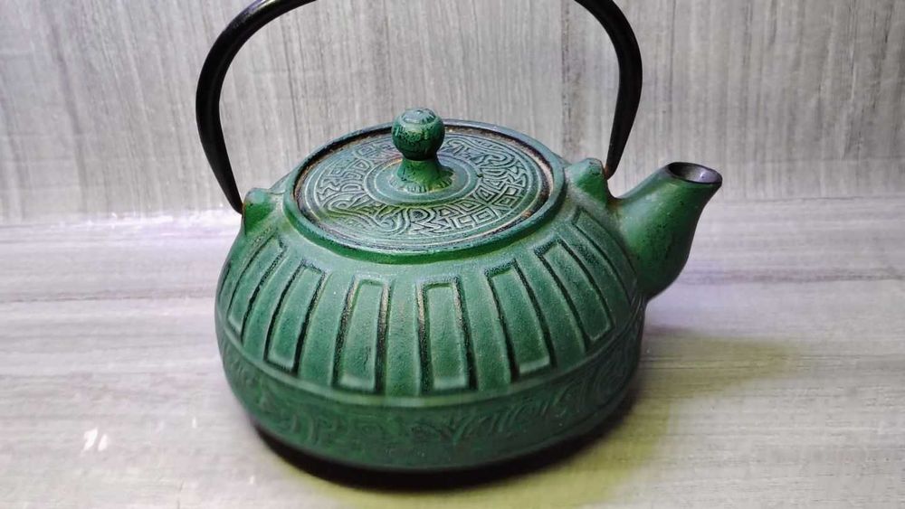 Żeliwny czajnik zaparzacz do herbaty