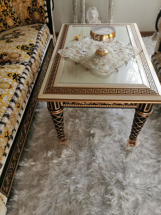 Okazja, luksusowa włoska sofa i stolik Versace