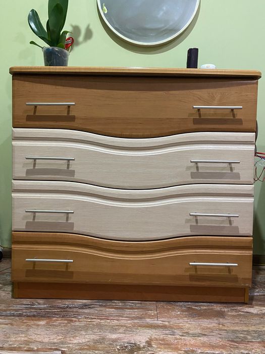 Комод з чотирма шухлядами