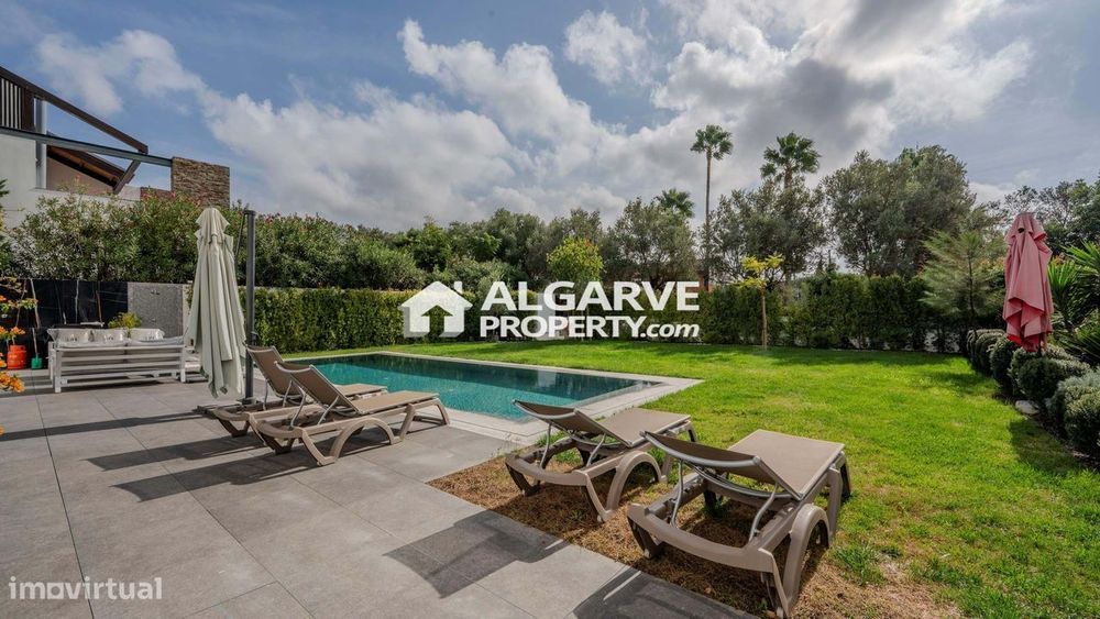 Moderna Moradia T4 com Piscina e Jardim em Almancil