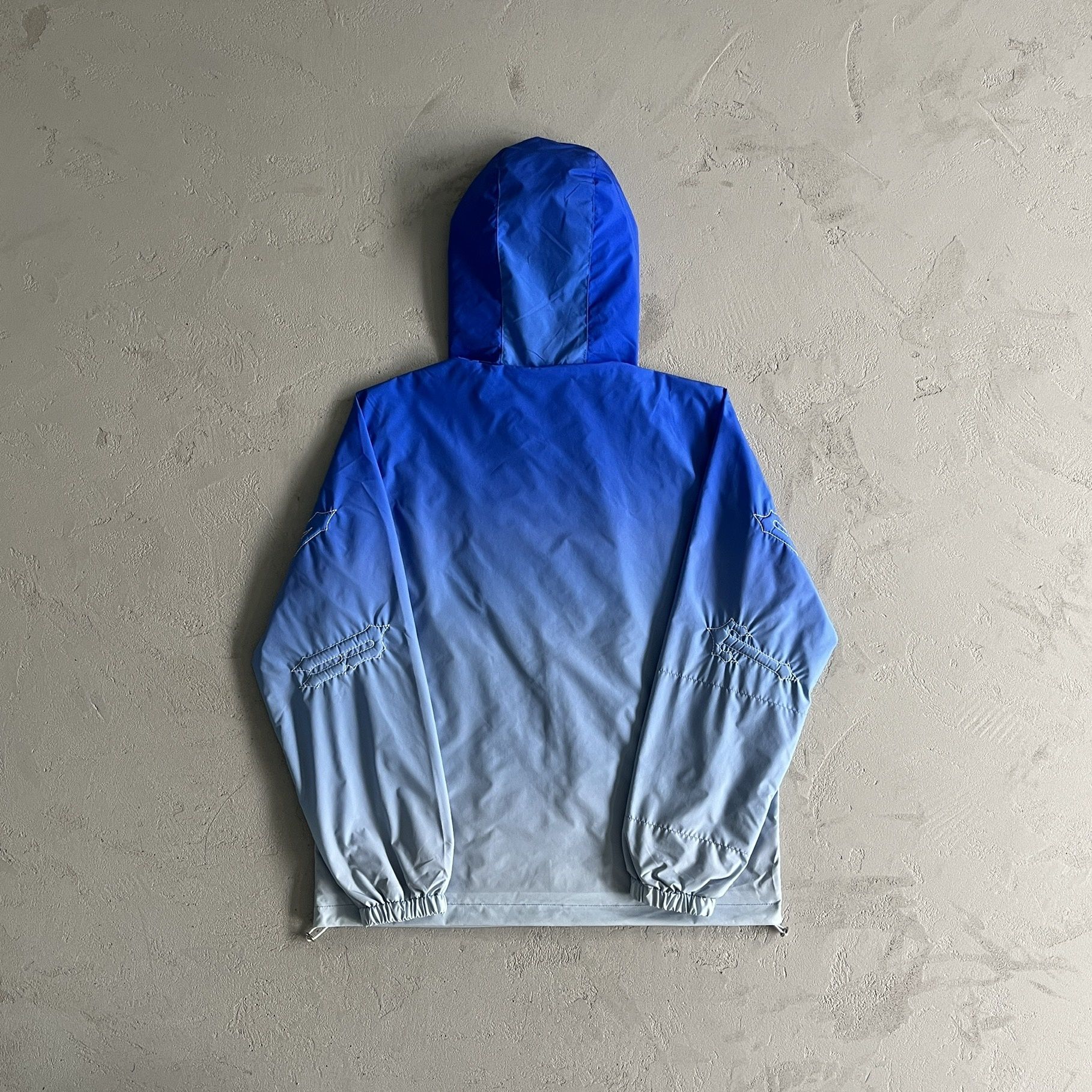 TRAPSTAR outline arch windbreaker-sky blue gradient