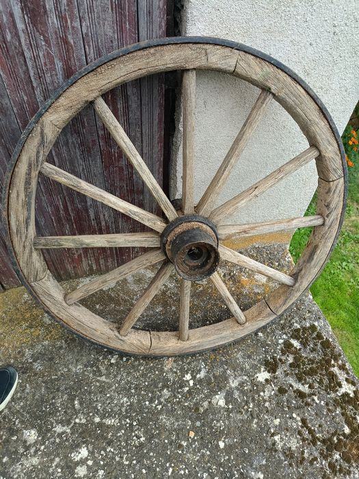 Stare drewniane koło do wozu