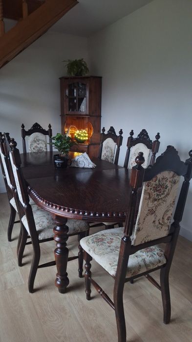 Zestaw Meblli drewnianych. Meble gotyckie  dębowe komody, stól z krzes