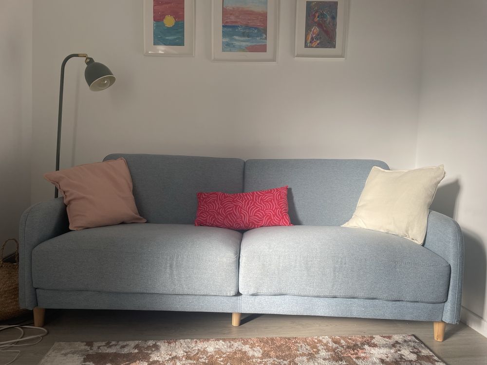 Sofá-cama azul claro / Light blue sofa bed