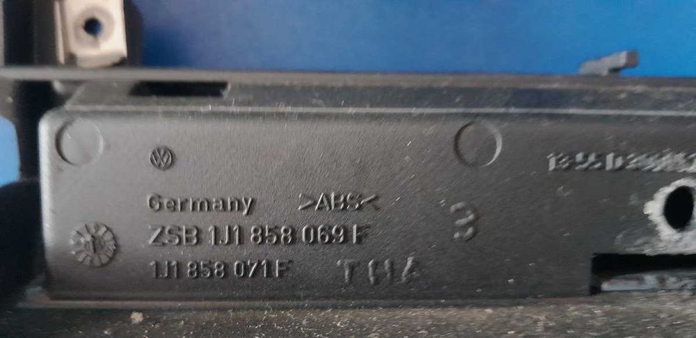 Konsola środkowa ramka radia stelaż kosz Vw Golf mk4 IV 1J1'858069F