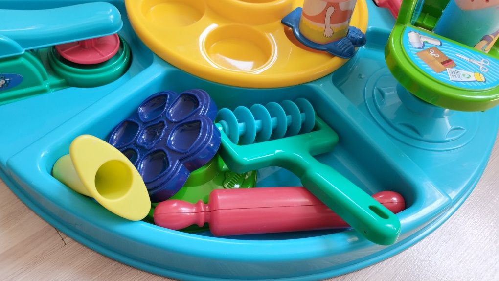 Stoliczek do zabawy ciastoliną PlayDoh