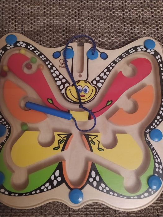 Gra magiczna dla dzieci kolorowy motyl.