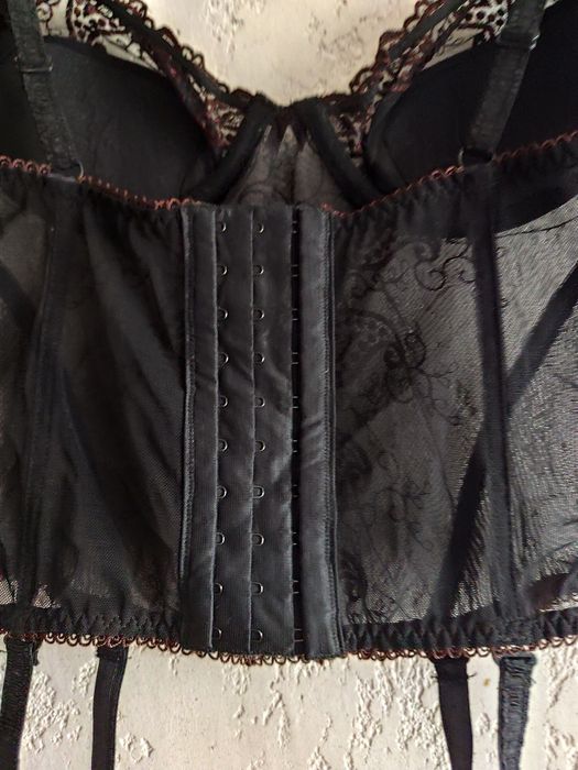 Haftowany top gorsetowy z paskami do pończoch na regulowane ramiączka