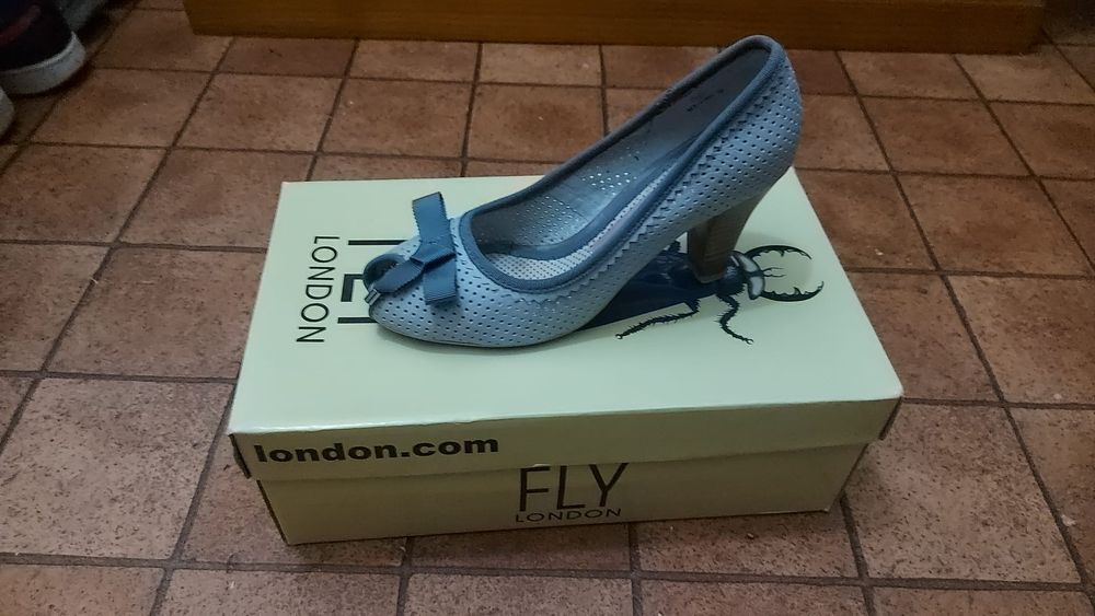 Vende se Sapato Fly London