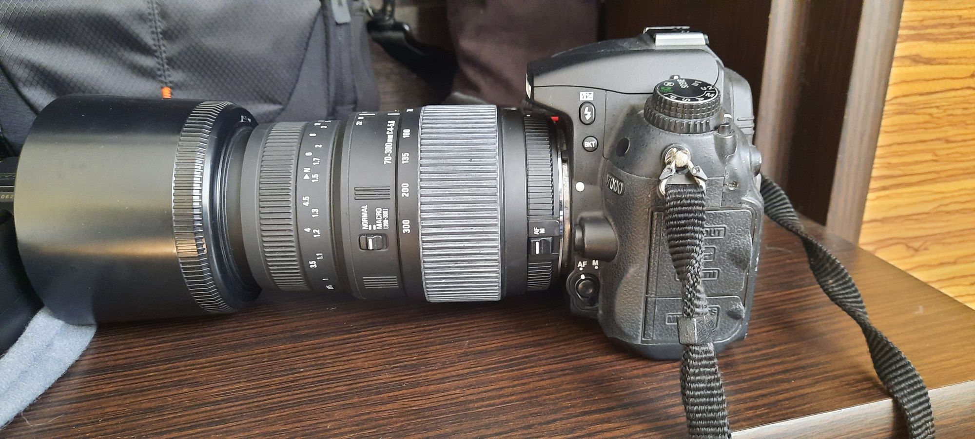 Nikon  D   7000         .