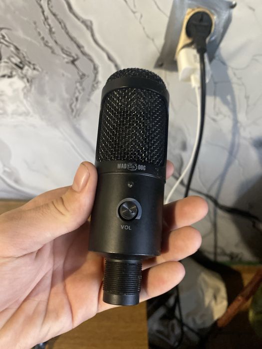 Mikrofon j zesztaw do niego