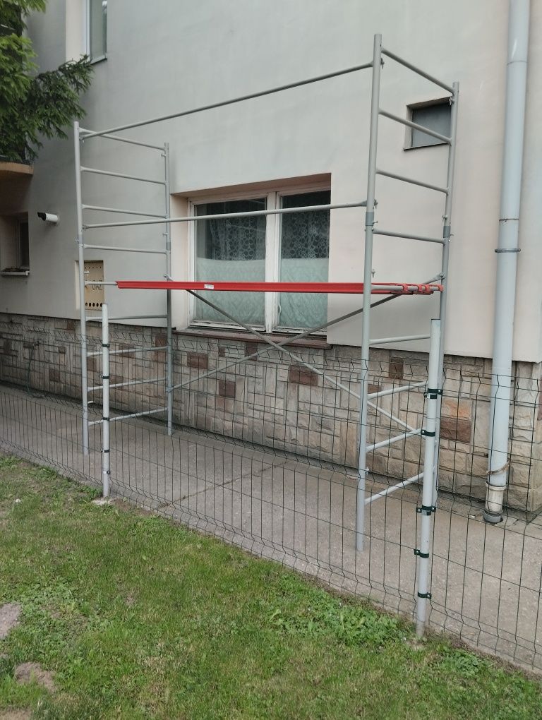 Rusztowanie elewacyjne dwu segmentowe z drabinkami