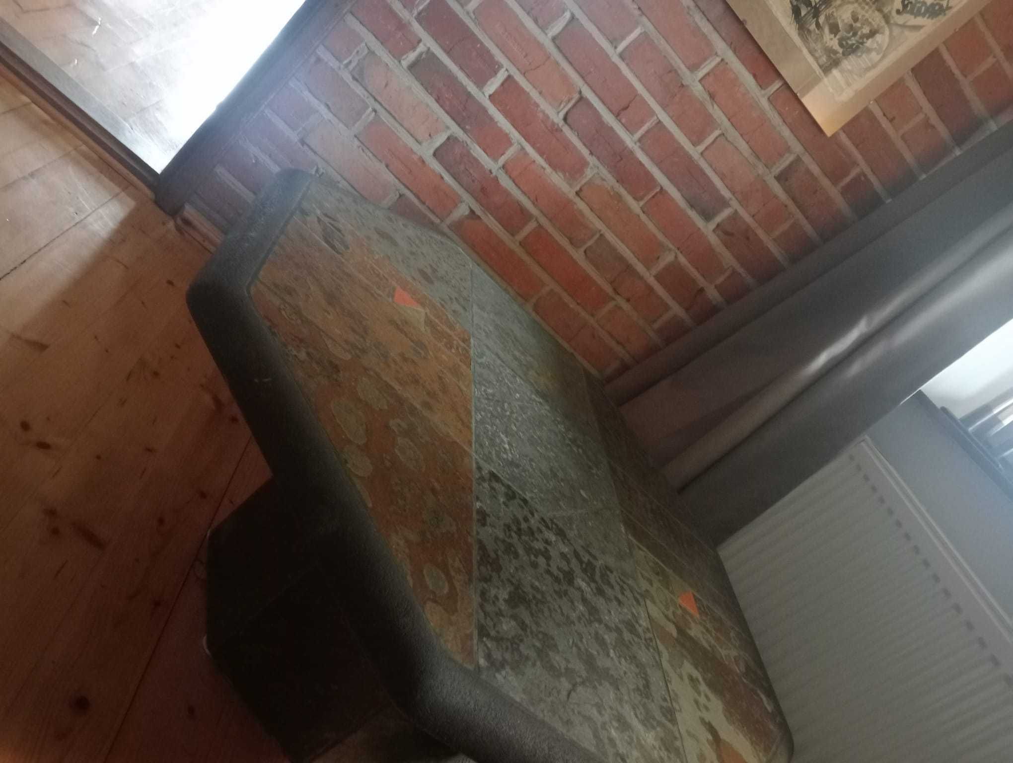 Stolik kamienny, idealny do salonu.