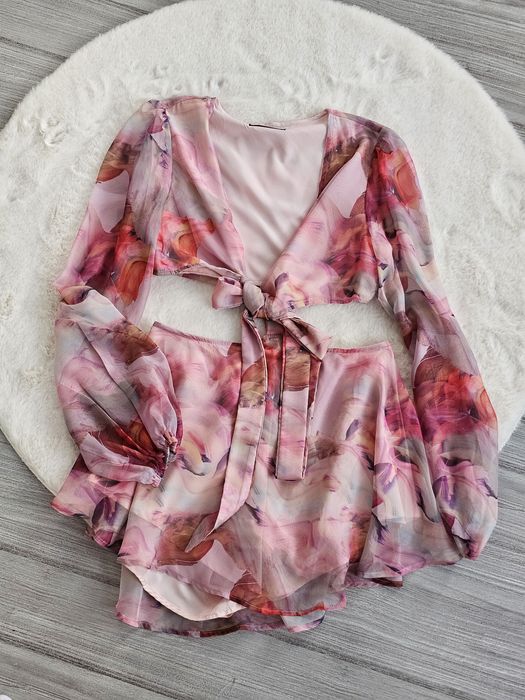 Zwiewna sukienka hiszpanka pastelowa romantyczna falbany wiązanie lato