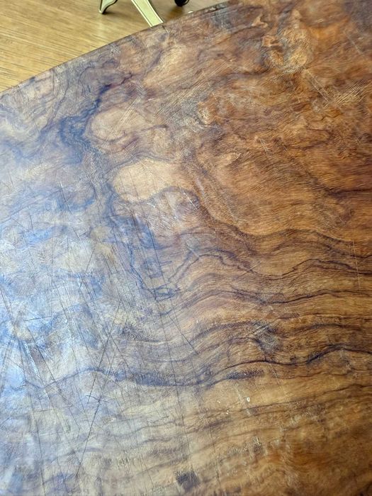 Ręcznie formowana deska do korjenia, o niepowtarzalnym rysunku słojów.