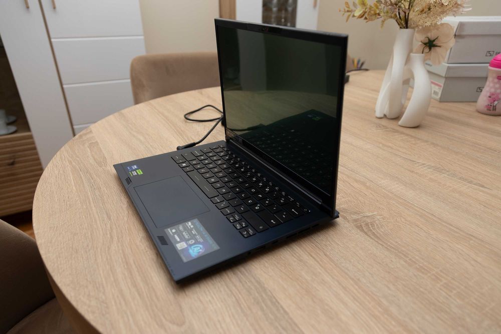 Portátil MSI 14" Stealth 14 AI Studio (I9 Ultra | RTX 4070 | 32GB RAM)