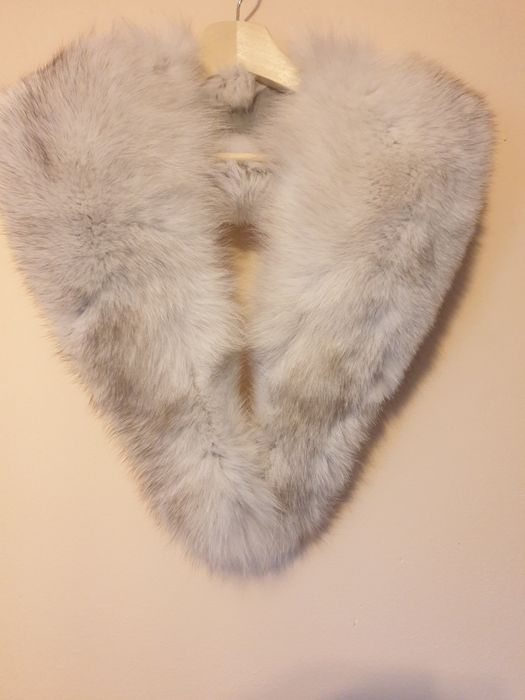 Puszysty kołnierz z lisa.