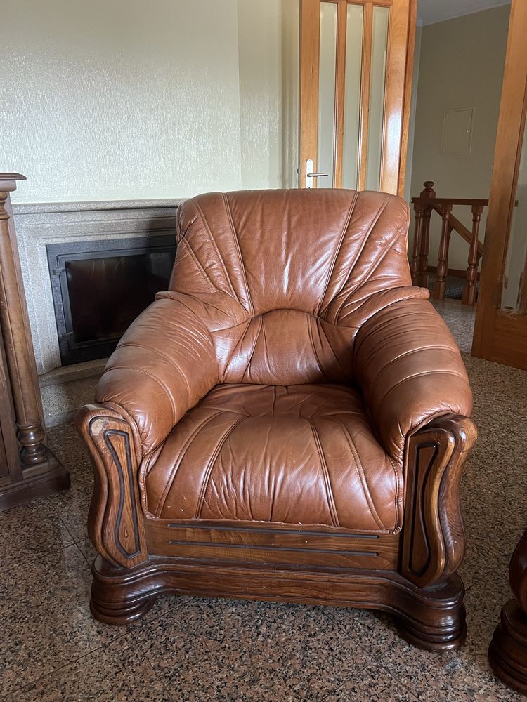 Vendo mobila completa de sala. Madeira massiça e couro castanho.