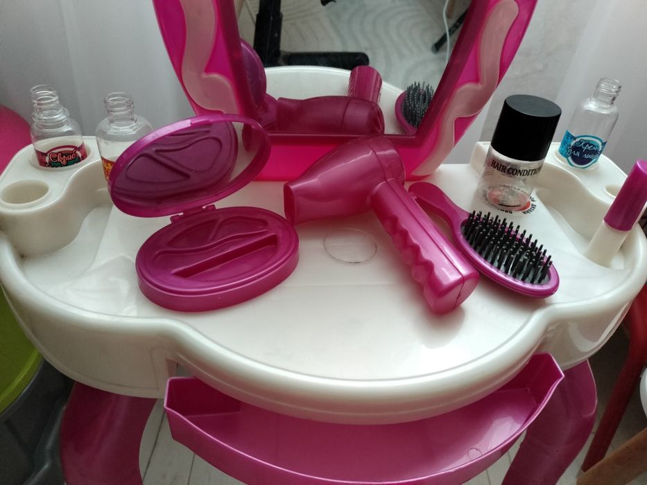 Косметичний столик