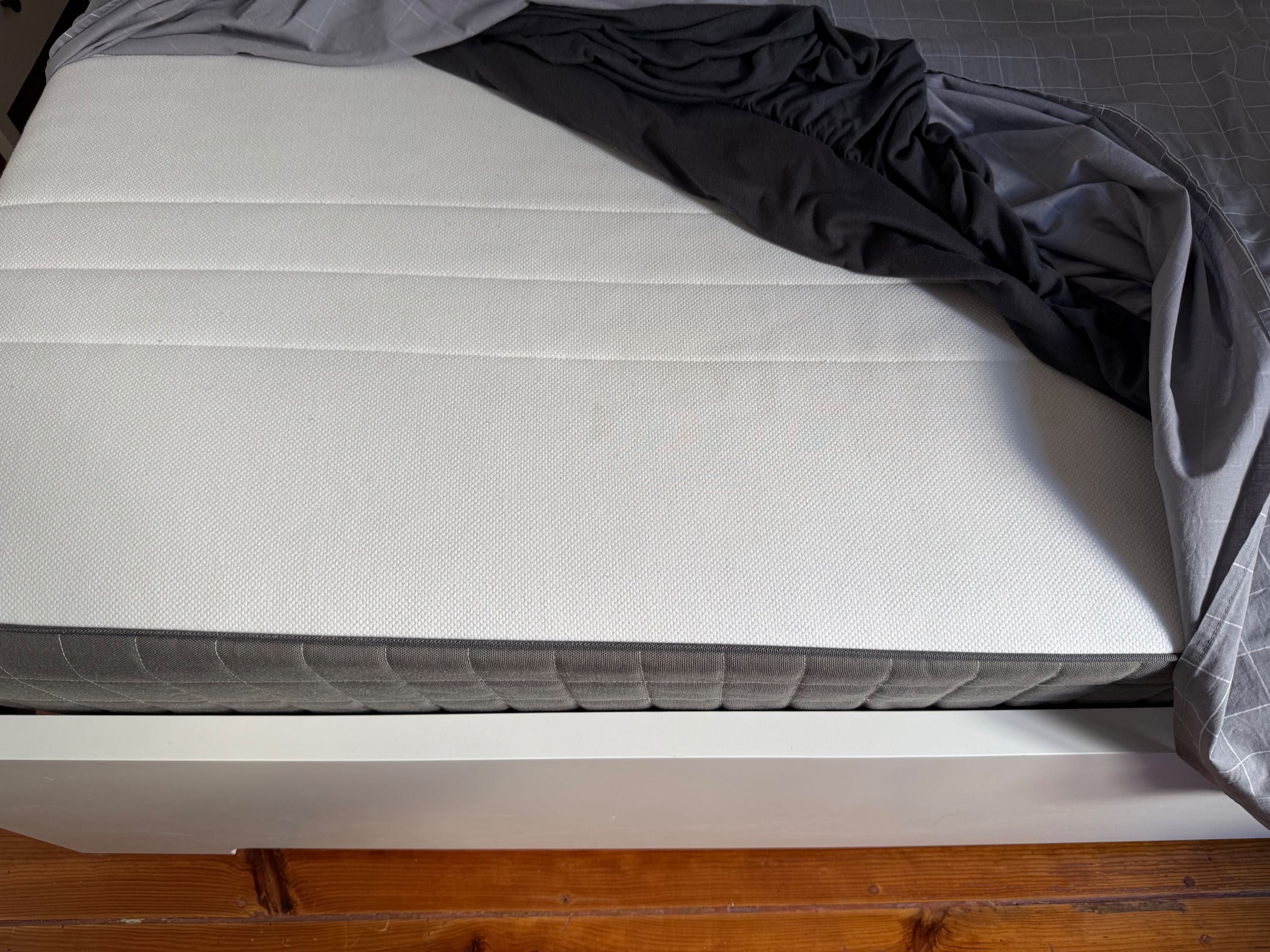 Cama IKEA ASKVOLL com colchão Morgedal 160x200 cm