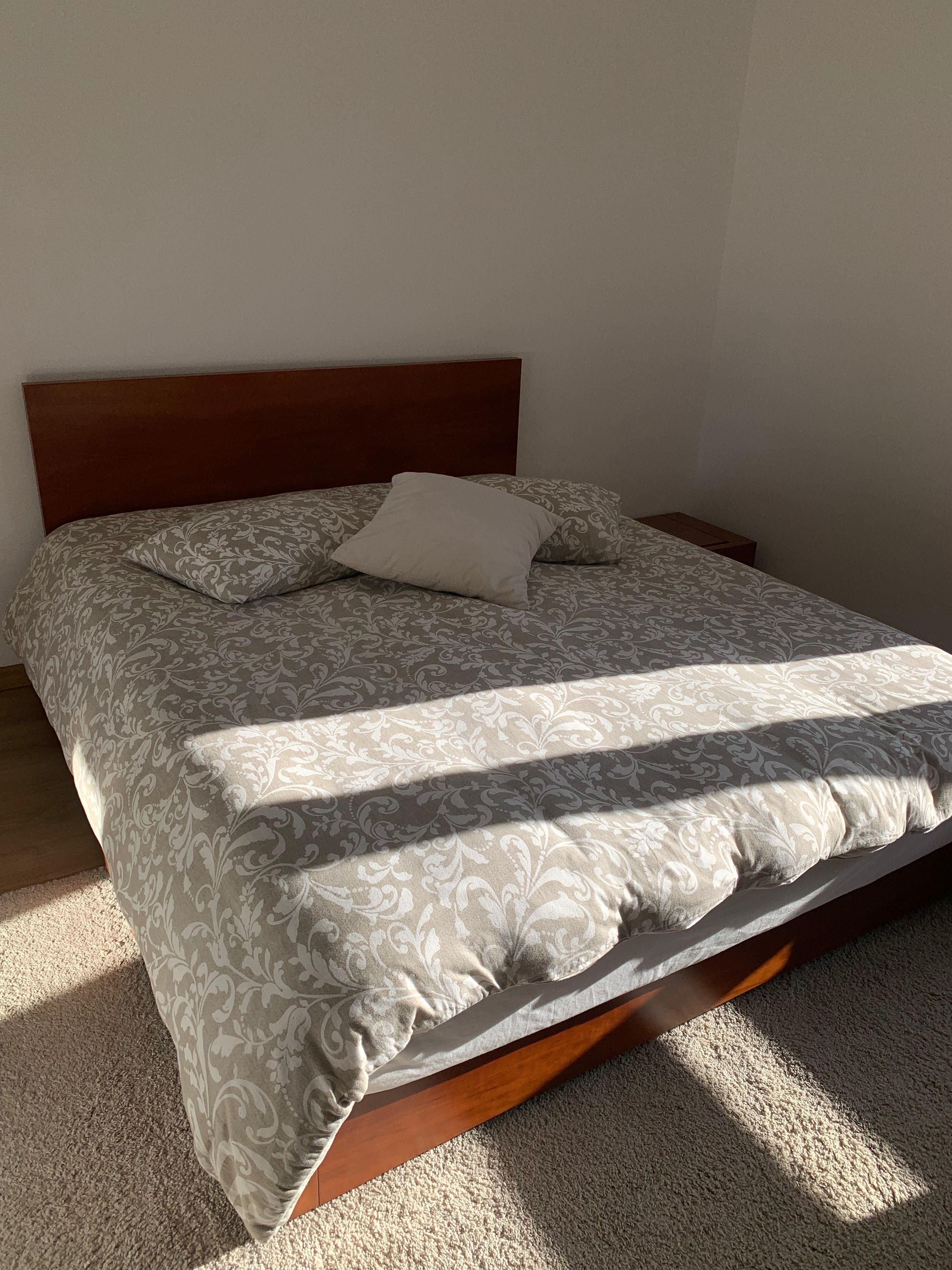 Cama e mesa de cabeceira