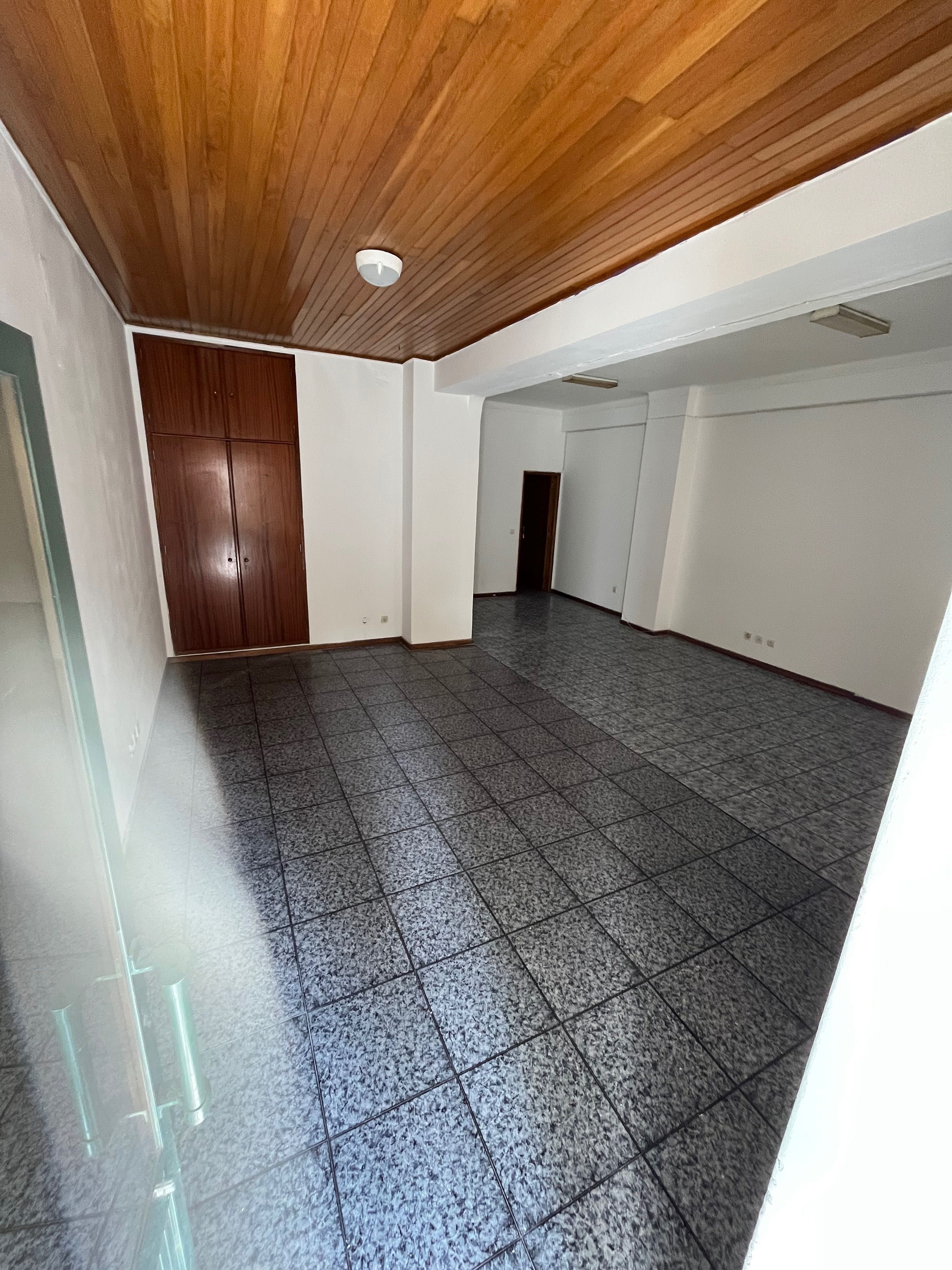 Vende-se Rés do chão, para comércio ou habitação 78m2