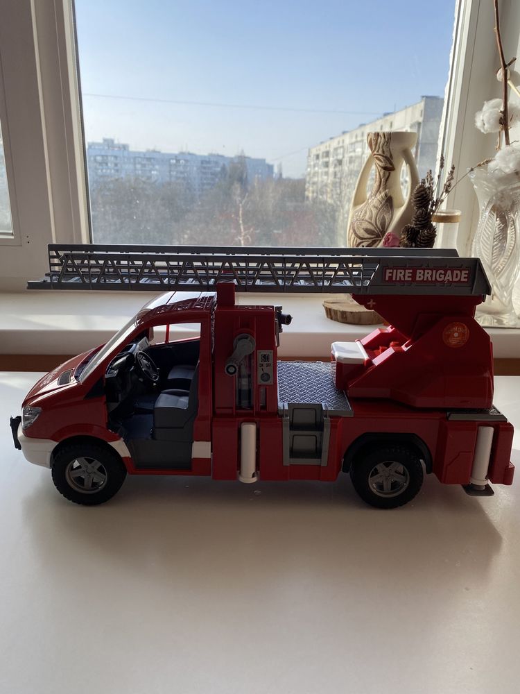 Іграшка пожежна машина Mercedes-benz Bruder, игрушка пожарная машина