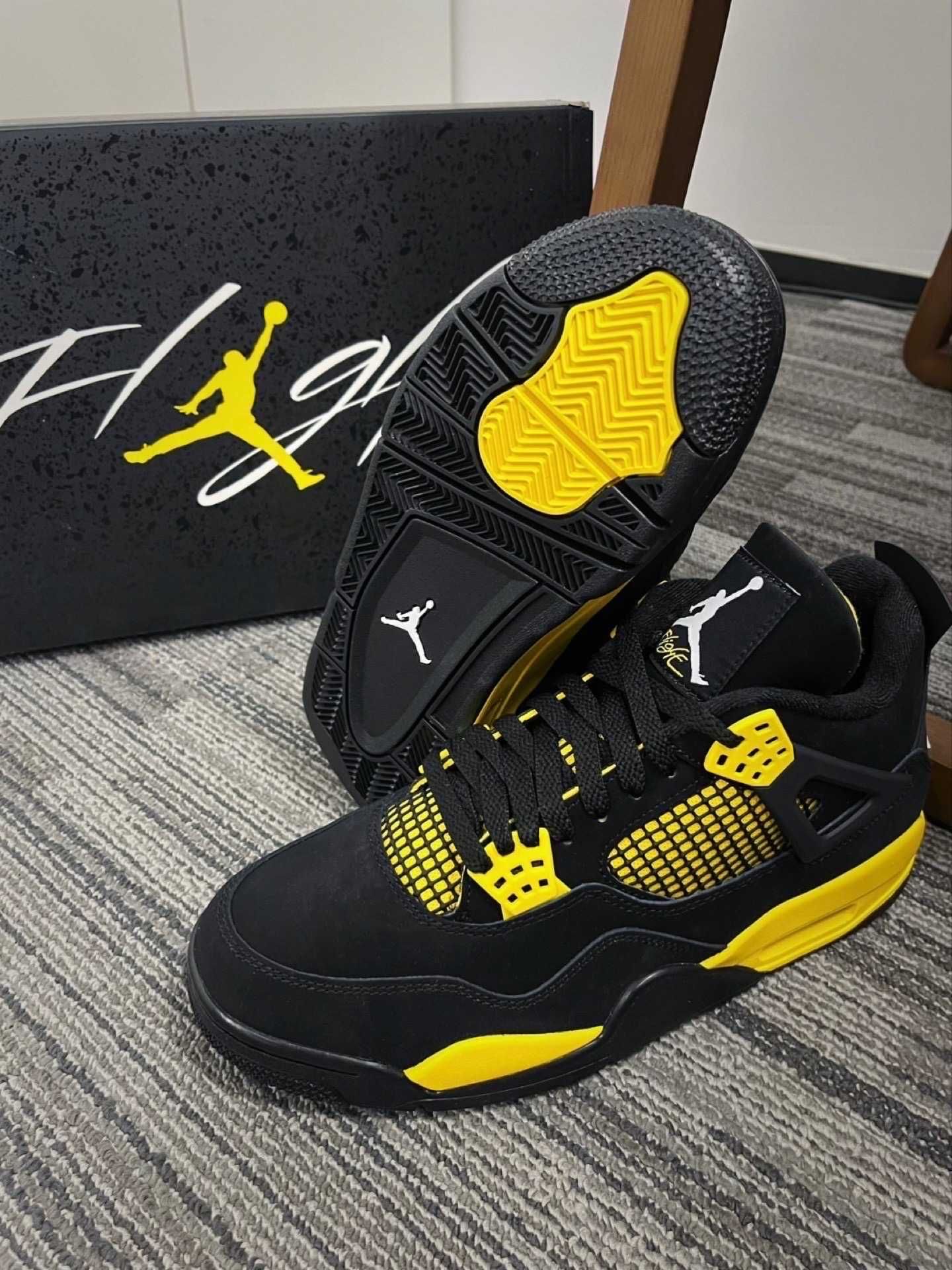 Buty  Jordan4 Air Retro Thunder nowy z metką EU.44
