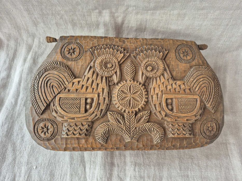 szkatułka drewniana rzeźbiona
