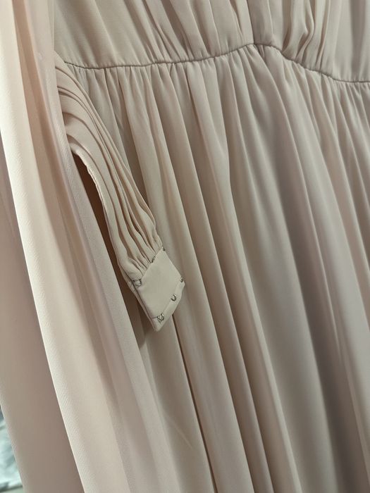 Elegancka sukienka weselna w odcieniu pudrowego różu